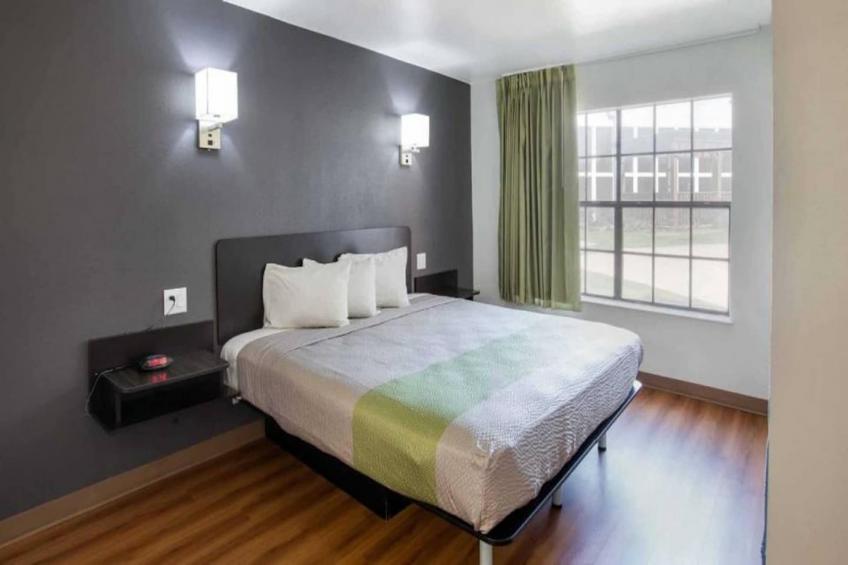 1 King Bed  Suite Smoking Sofa-Bed