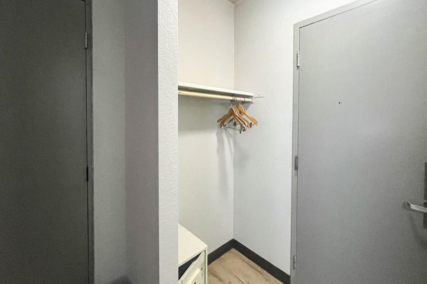 1 King Bed | Non-Smoking, Micfridge - foto 12