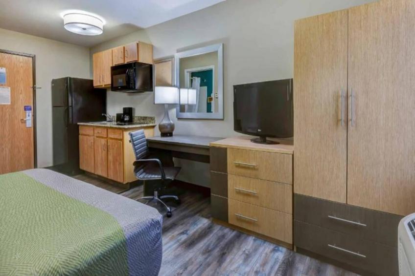 1 Queen Bed  Non-Smoking Kitchen - foto 11