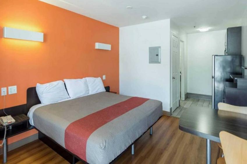 1 King Bed  Premium Micfridge - foto 5