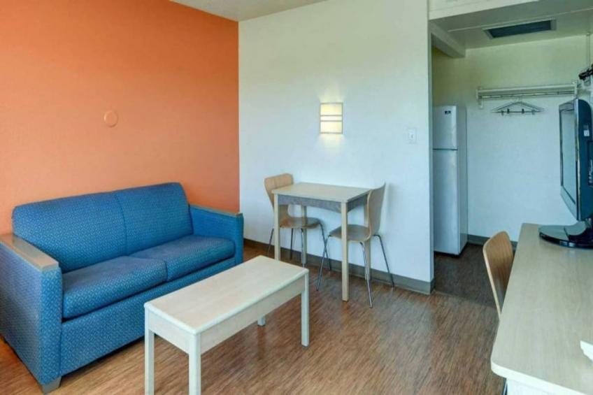 1 Queen Bed  Hearing Accessible Micfridge - foto 6
