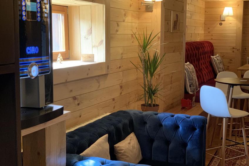 Die Ski-Suite hat ein Schlafzimmer und ein kleines Wohnzimmer ohne Küche. - foto 49