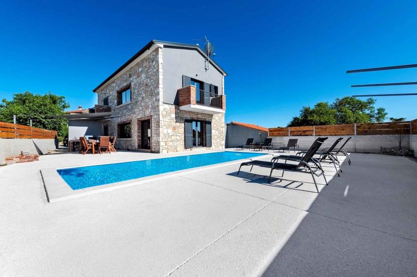 Villa with pool - BF-W64GW