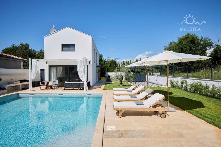 Villa mit Pool, Klimaanlage, Internet und einer großen überdachten Terrasse - BF-93CBG
