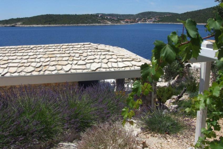 Kleines Steinhaus mit Blick auf das Wasser - foto 16