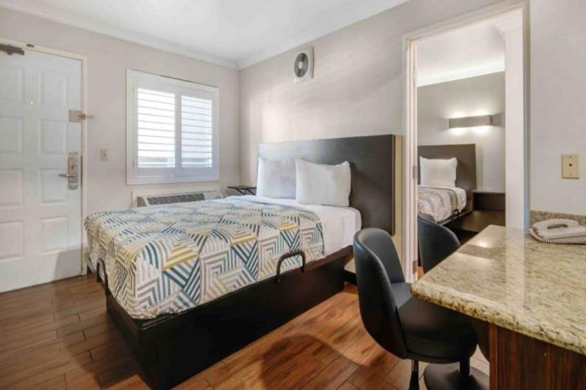 1 King Bed  Non-Smoking Micfridge - foto 13