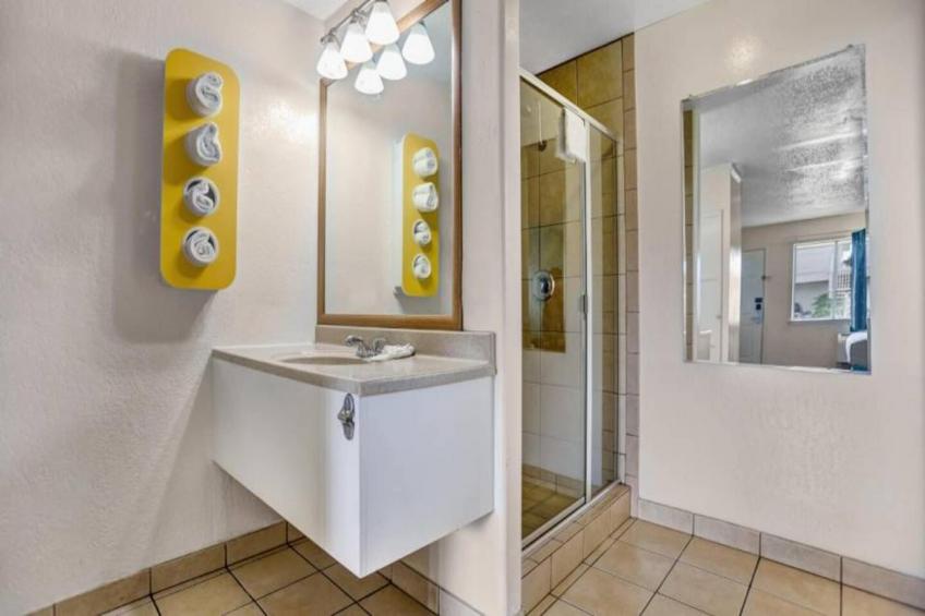1 King - 1 Full Bed  Mobil Access RI Shwr Nsmk Ste - foto 12