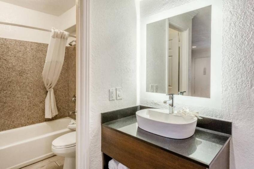 2 Queen Beds  Non-Smoking Kitchen - foto 20