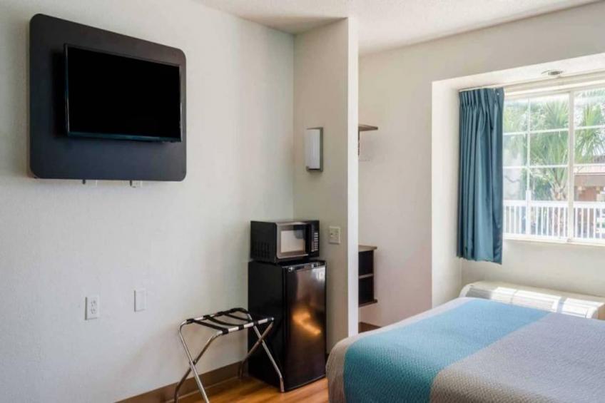 1 King Bed  Non-Smoking Micfridge - foto 9
