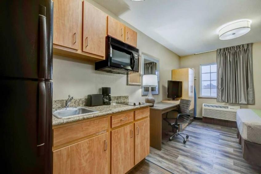 1 King Bed  Non-Smoking Kitchen - foto 14