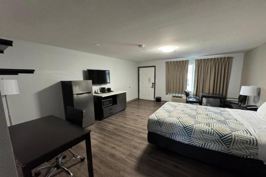 1 Queen Bed  Suite Non-Smoking Micfridge - foto 7