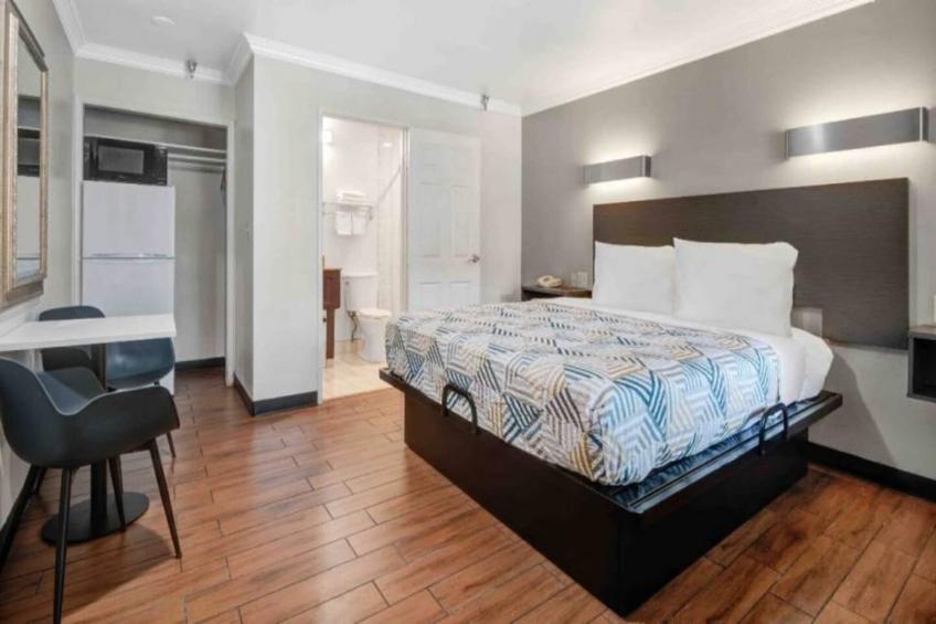 1 King Bed  Non-Smoking Kitchen - foto 10