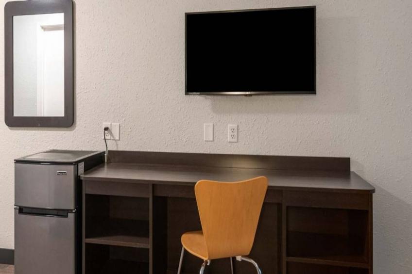 1 King Bed  Mob Access Tub Nsmk Minifridg - foto 8