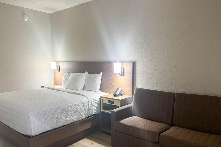 1 King Bed | Non-Smoking, Micfridge - foto 15