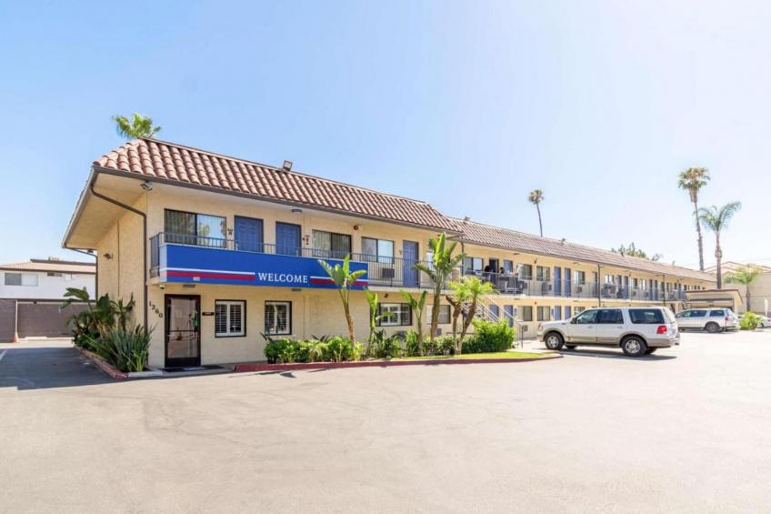2 FULL BEDS  NON-SMOKING MINI FRIDGE - foto 3