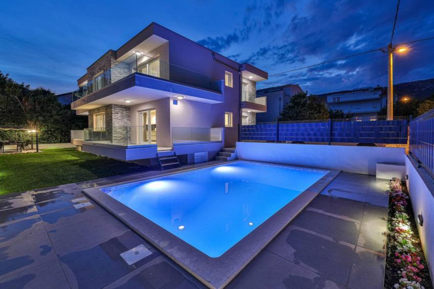 Expansive Retreat with Private Pool & BBQ, Near the Beach - Six Bedroom Villa - foto 34