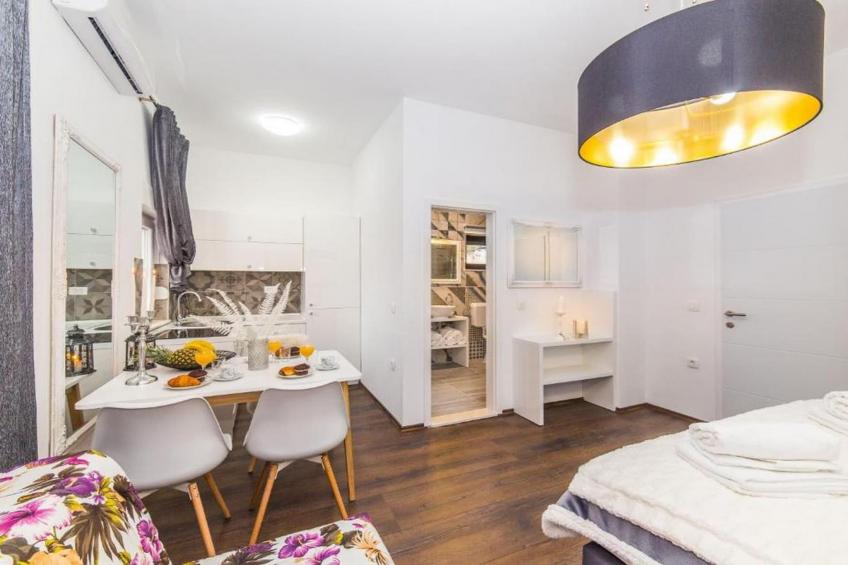 Charming Villa with Outdoor Pool, BBQ, and Sun Deck in Tranquil Kaštela Area - Five bedroom Villa - foto 13