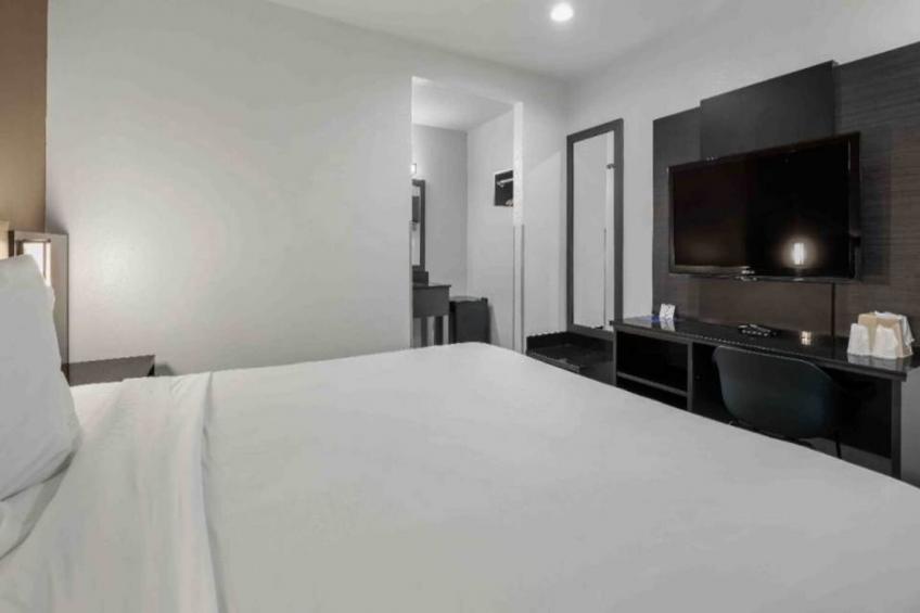 1 King Bed  Mobility Accessible RI Shower Nsmk - foto 4