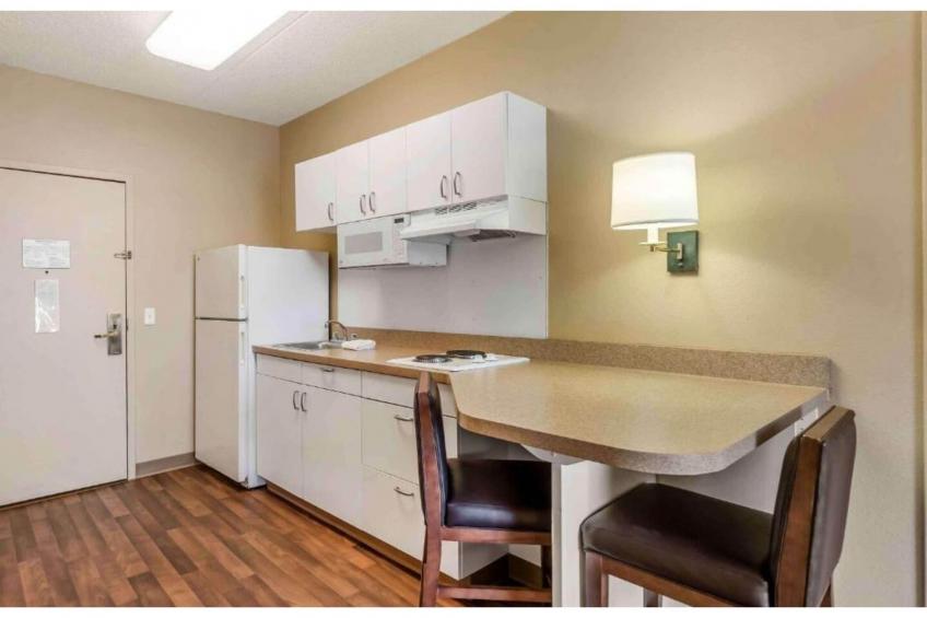 1 King Bed  Non-Smoking Kitchen - foto 5