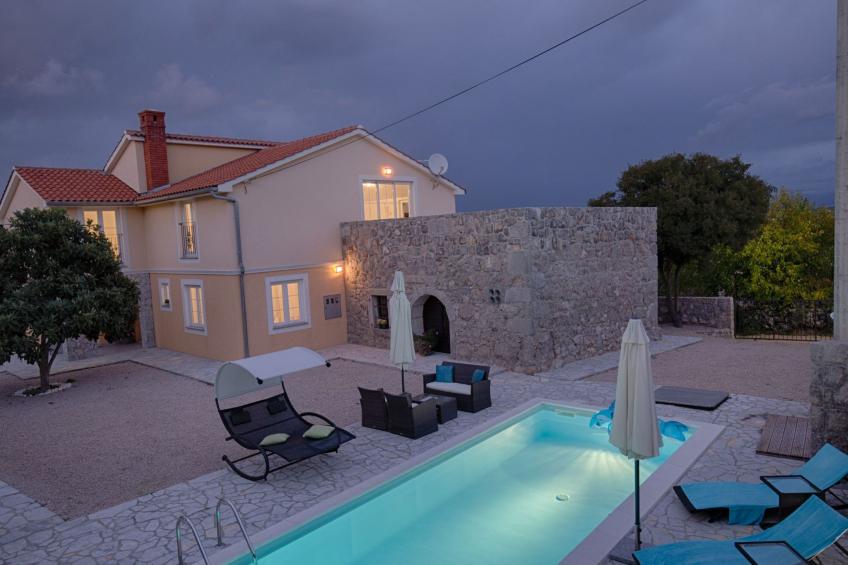 Luxuriöse Villa mit Pool, großem mediterranen Garten und Kinderspielplatz.