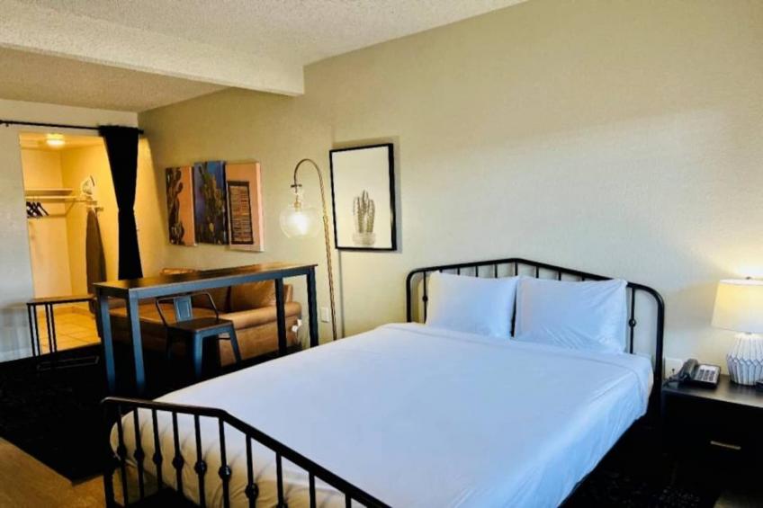 1 King Bed  Non-Smoking Kitchen - foto 18