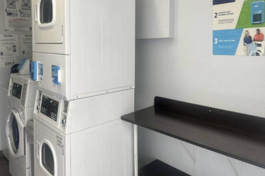 1 Full Bed  ADA/RI Shower - foto 11