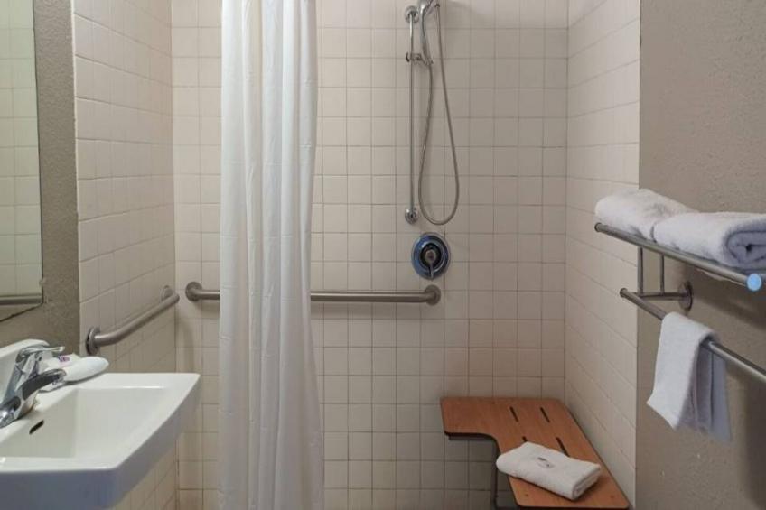 1 Full Bed  ADA/RI Shower Smoking - foto 9