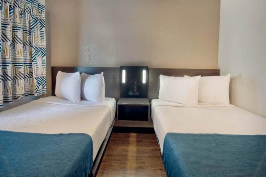 1 Queen Bed  Micfridge - foto 16