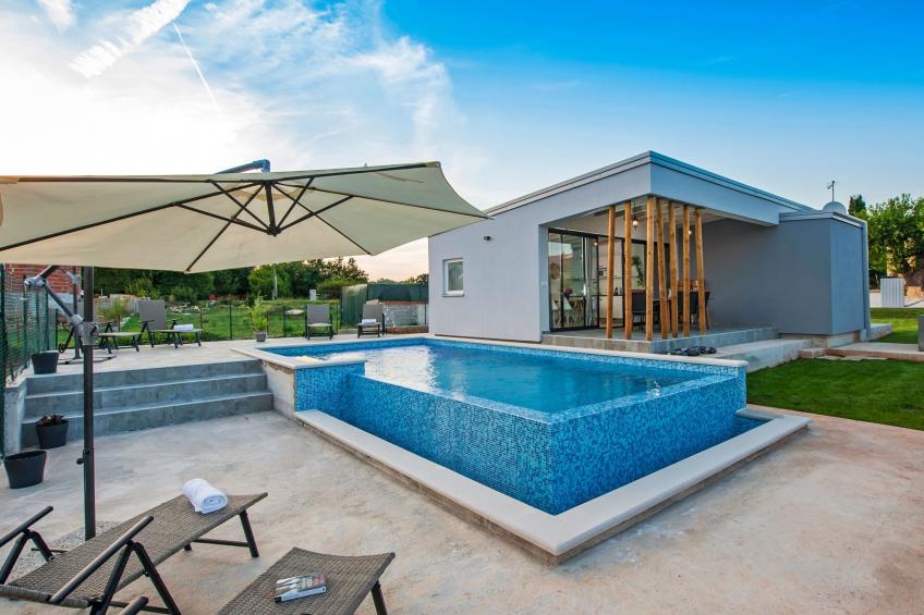 Vollständig freistehende Designervilla mit Infinity-Pool