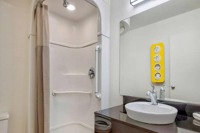 1 Queen Bed  ADA/RI Shower - foto 27