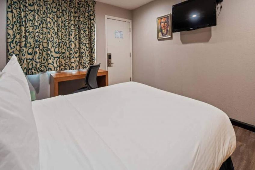 1 Queen Bed  Mob Acc RI Shwr Nsmk Micfridg - foto 14