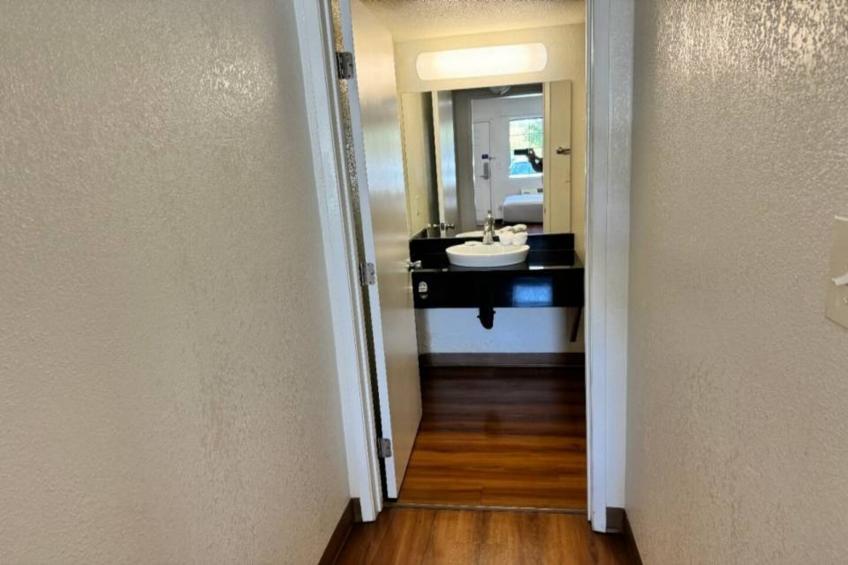1 QUEEN BED  ADA/TUB - foto 10