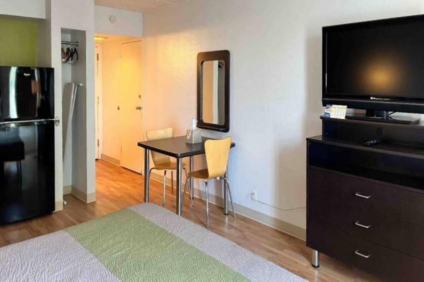 1 Queen Bed  Non-Smoking Kitchen - foto 10