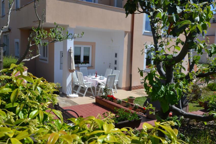 Helle Ferienwohnung in Vinkuran mit Garten, Grill und Terrasse