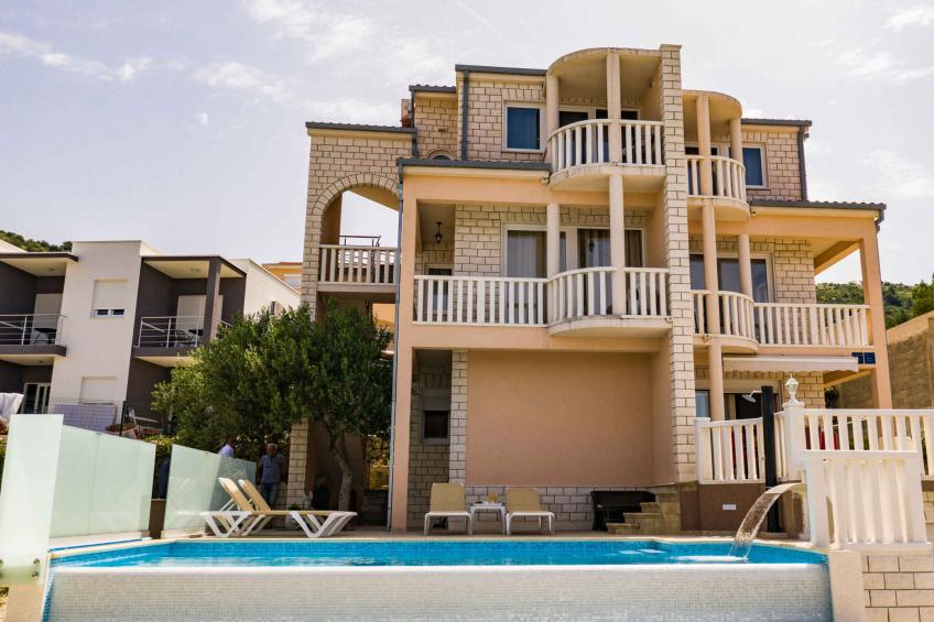 Vakantiewoning met balkon, zwembad en barbecue - VW-BCRHG - foto 12