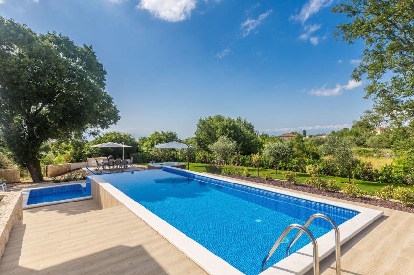 Schöne Villa in einer ruhigen Umgebung mit Pool - foto 9