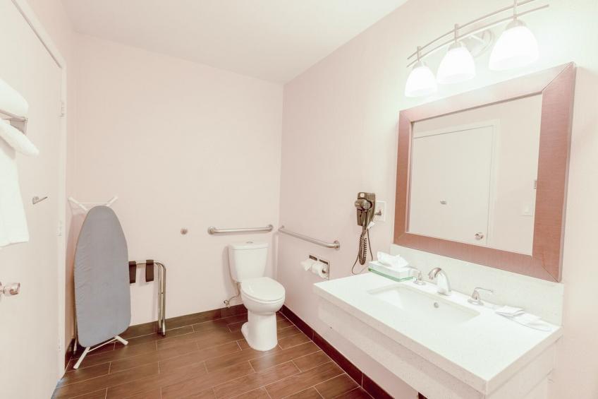 US_EAA001_King Bed Non-Smoking - foto 12