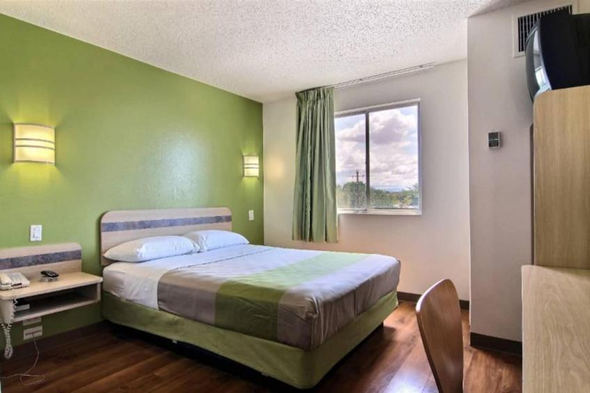 1 Queen Bed  ADA/Tub - foto 9