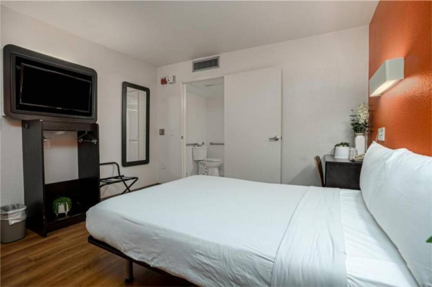 1 Queen Bed  Premium Mini Fridge - foto 18