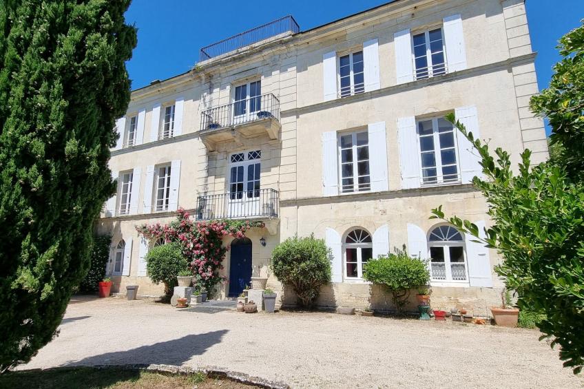 8-Zimmer-Schloss mit Pool und eigenem Park