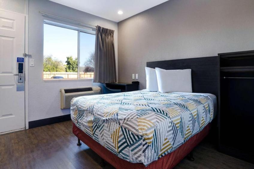 1 Queen Bed  Micfridge - foto 2