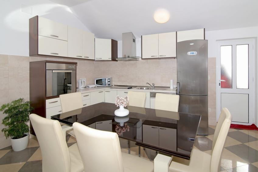 Apartments Isabora - Comfort Three-Bedroom Apartment with Balcony and Sea View (Second Floor) - foto 3