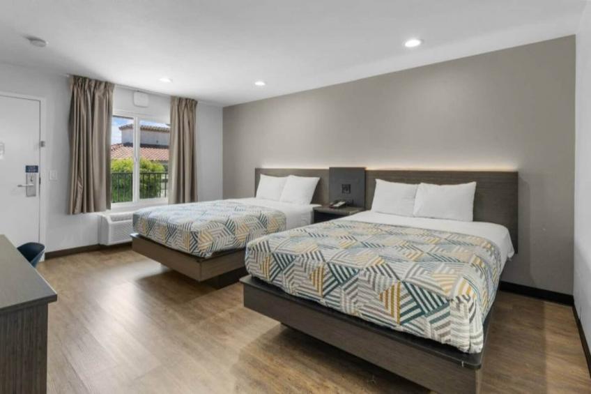 2 Queen Beds  Non-Smoking Micfridge - foto 30
