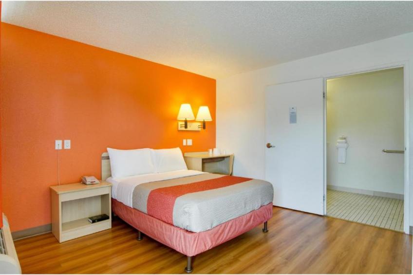 1 Full Bed  ADA/RI Shower