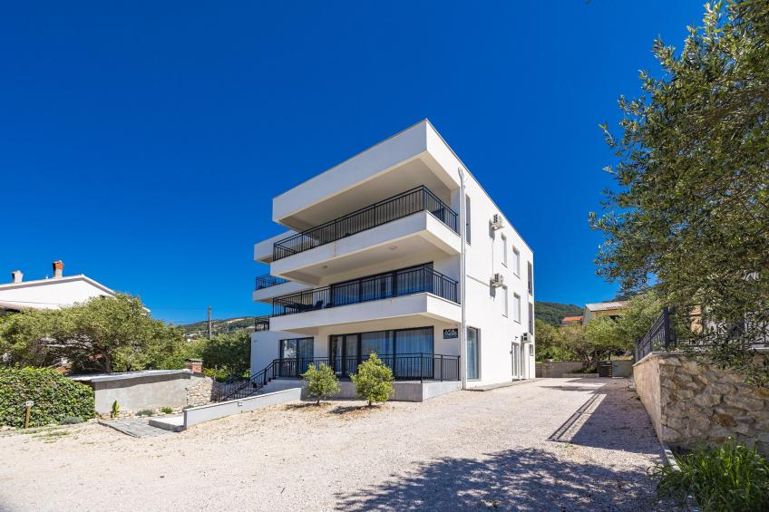Max - Two Bedroom Apt with Balcony and Sea View