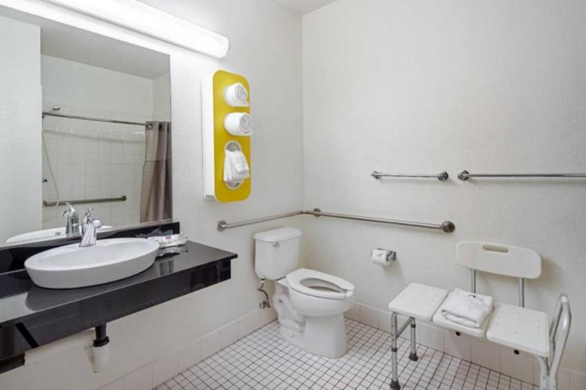1 King Bed  Mobility Accessible RI Shower Nsmk - foto 17