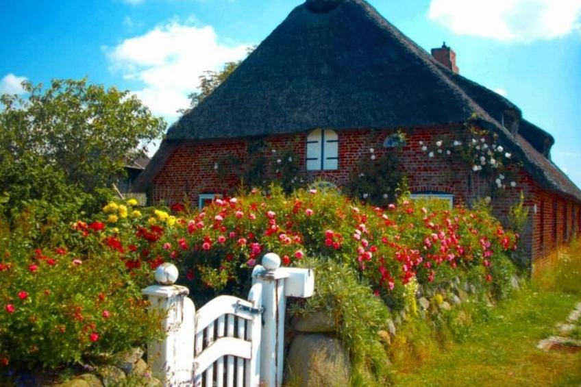 Wohnung in einem reetgedeckten Friesenhaus aus dem Jahr 1860