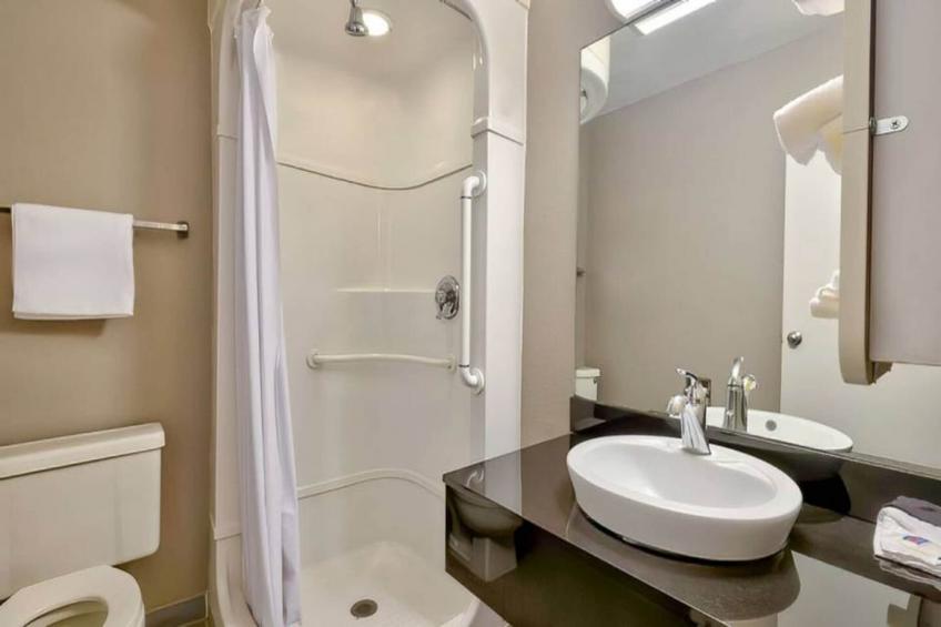 1 QUEEN BED  MICFRIDGE - foto 12