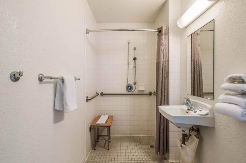 1 Queen Bed  ADA/Tub - foto 46