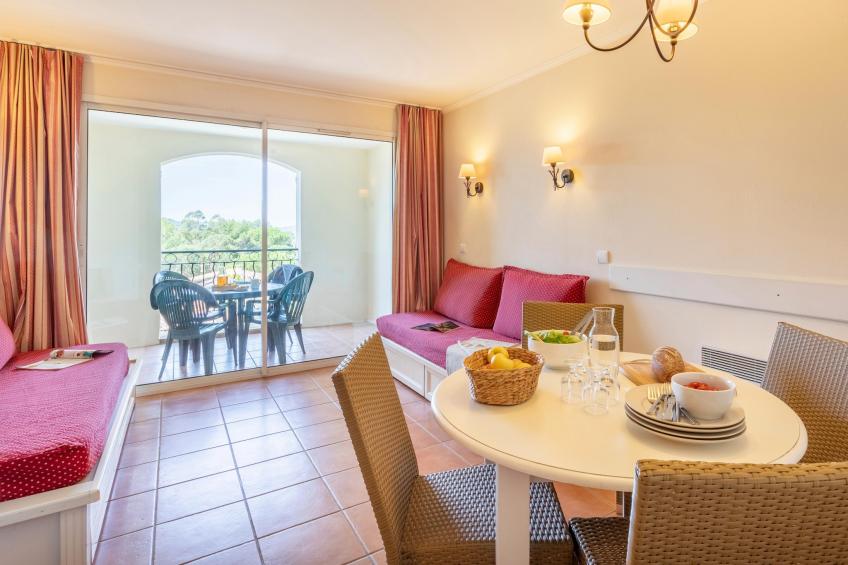 Pierre & Vacances Village Pont Royal en Provence Apartment 5 people - 1 bedroom - Balcony or terrace - foto 2